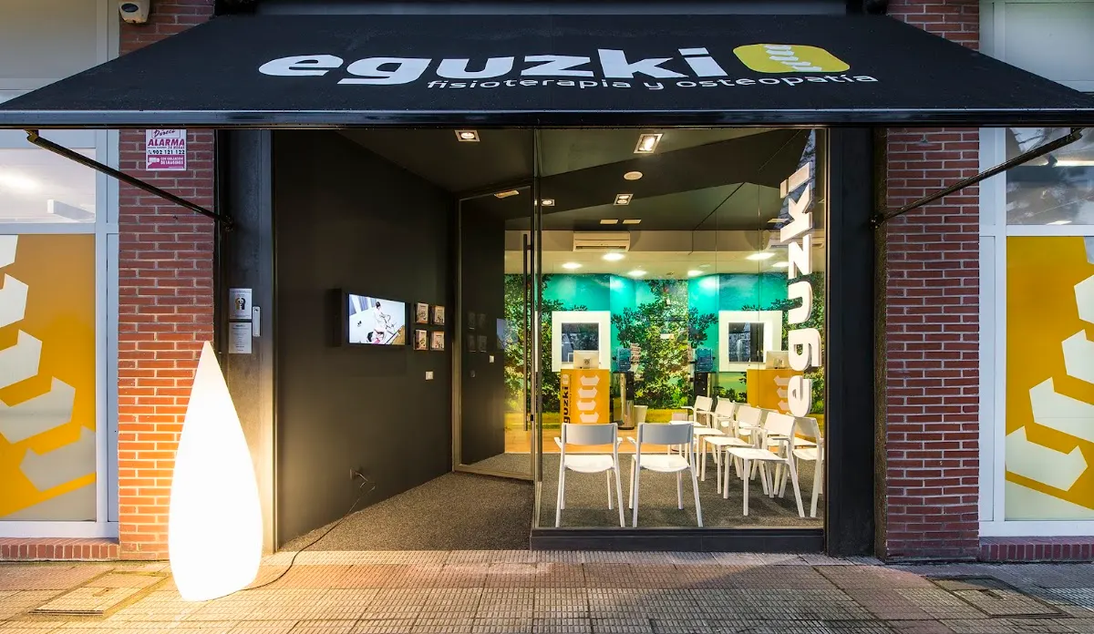 Fachada del centro Eguzki con su acceso acristalado