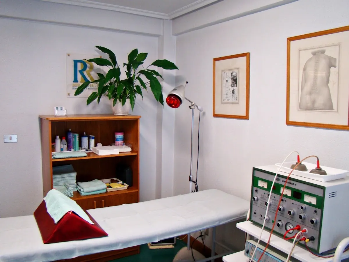 Sala de tratamiento del Centro de Rehabilitación y Fisioterapia Romarategui, con camilla y equipo terapéutico