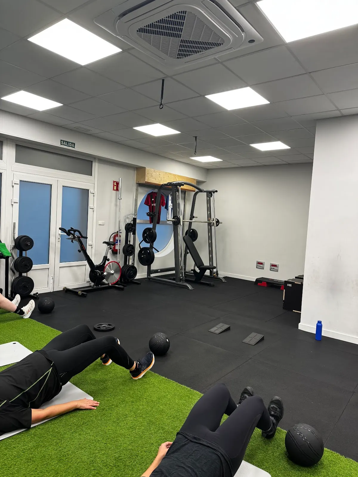 Sala de entrenamiento del Centro Lur Igartiburu con máquinas, pesas y suelo de césped artificial