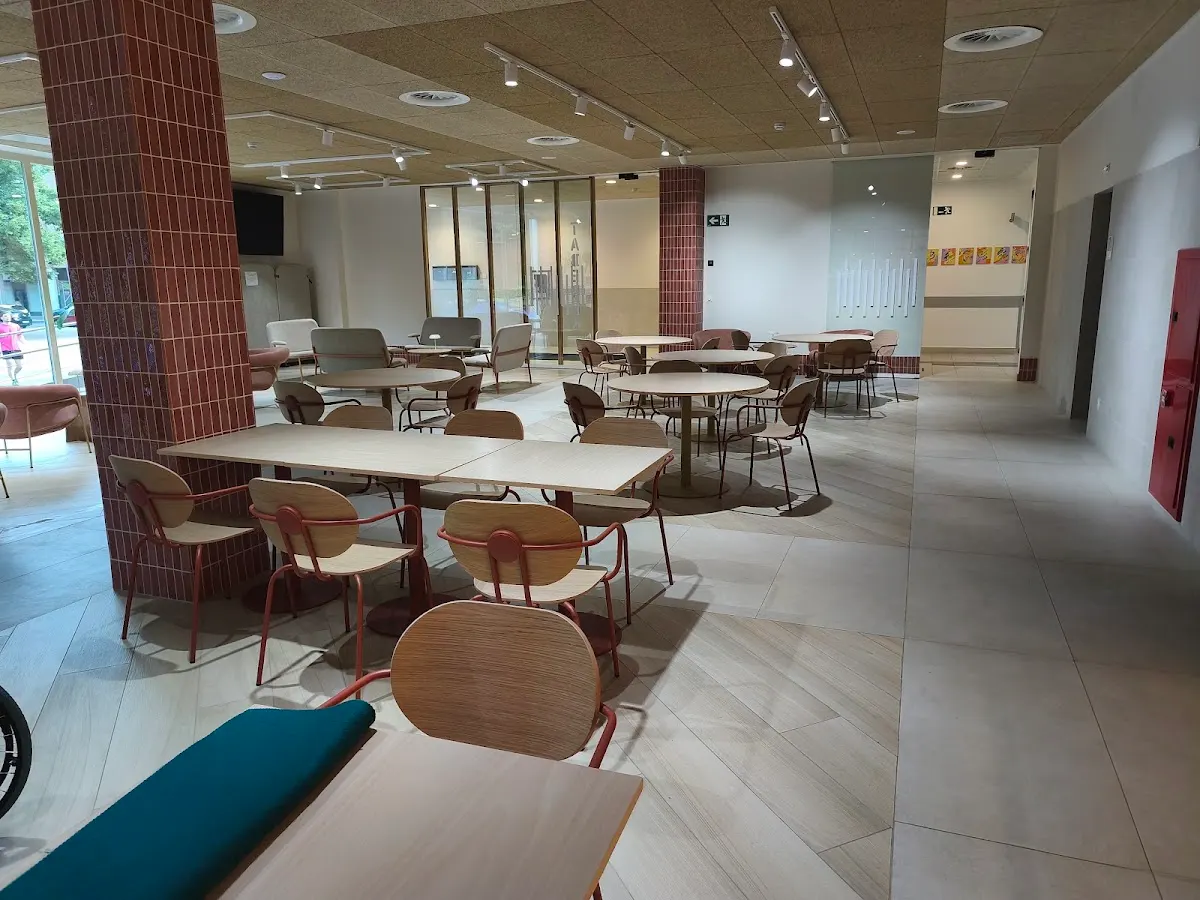 Sala interior del Centro Nafarroa Bienestar Social con mesas y sillas