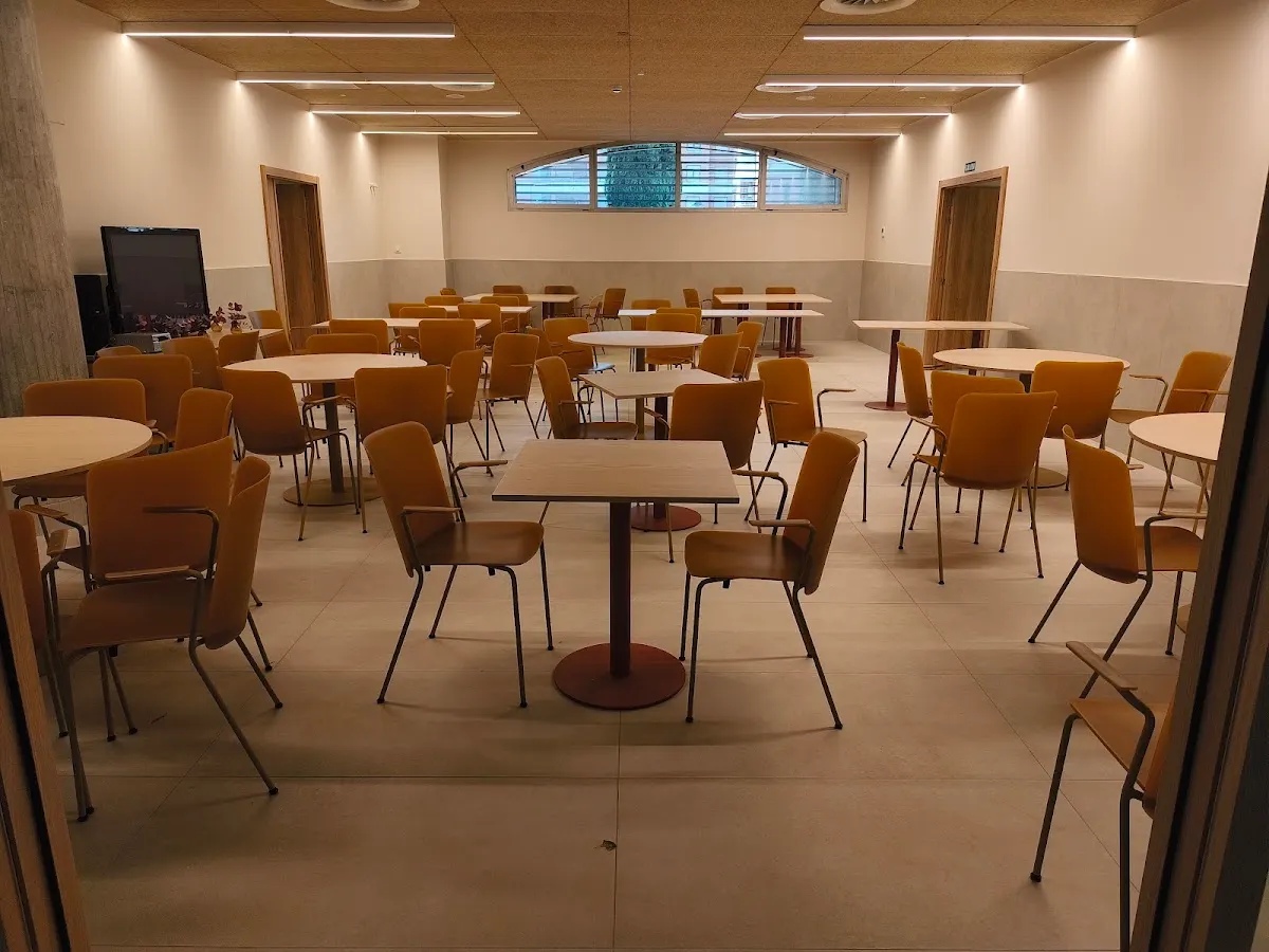 Sala del Centro Nafarroa Bienestar Social amueblada con mesas y sillas