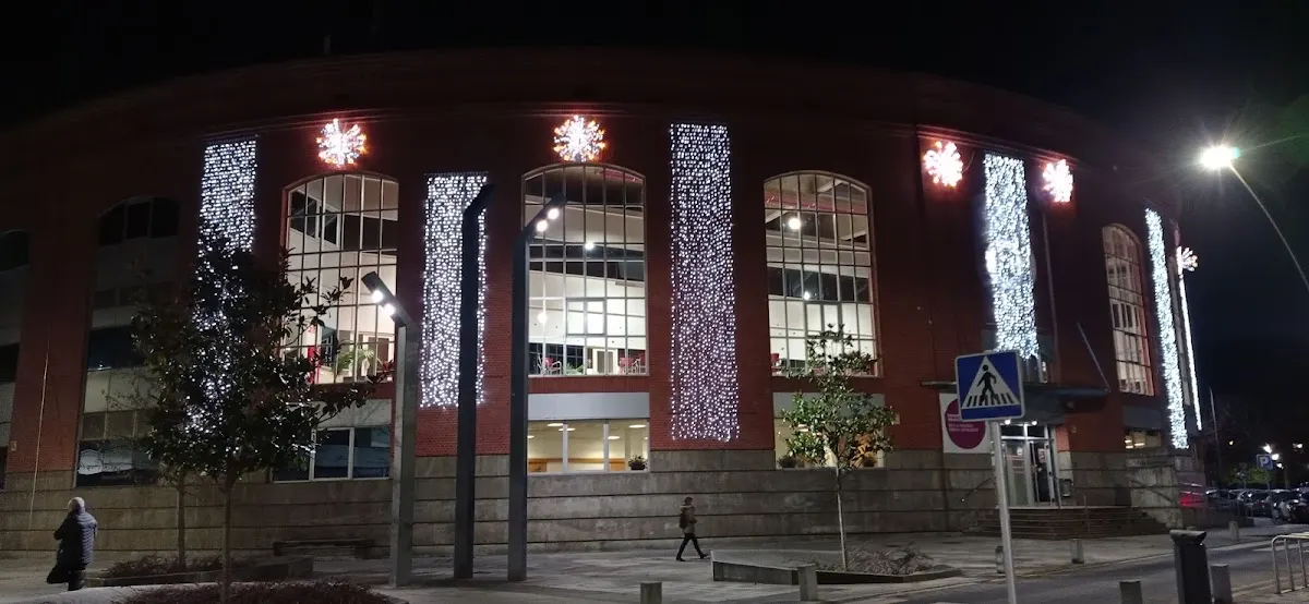 Fachada iluminada del Centro Nafarroa Bienestar Social