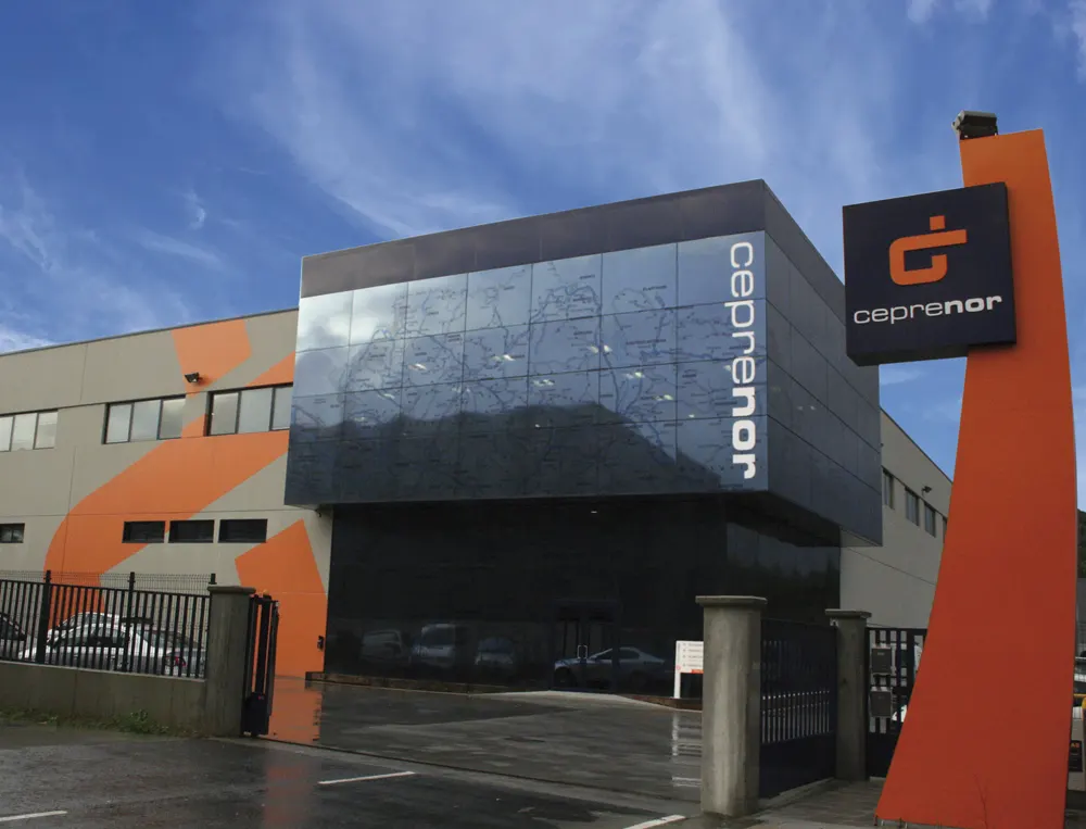 Fachada de CEPRENOR con su rótulo en el acceso a las instalaciones.