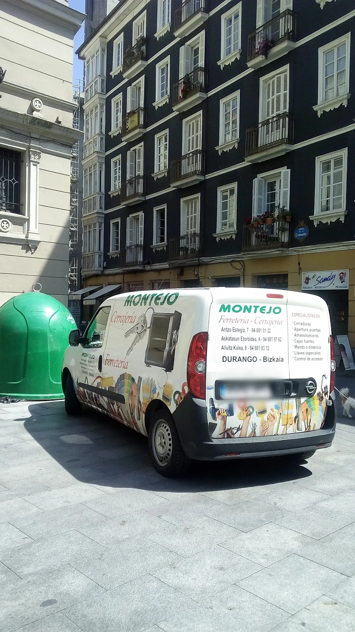 Furgoneta rotulada de Cerrajería Ferretería Montejo en una calle de Durango