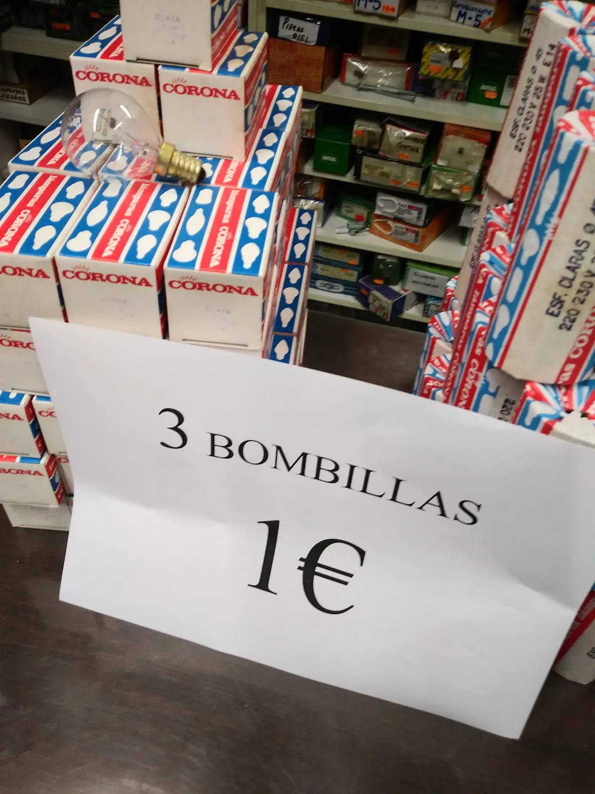 Expositor de bombillas y cajas en la tienda de Cerrajería Ferretería Montejo