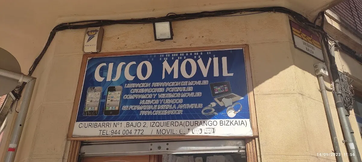 Rótulo de Cisco Móvil en la fachada del establecimiento