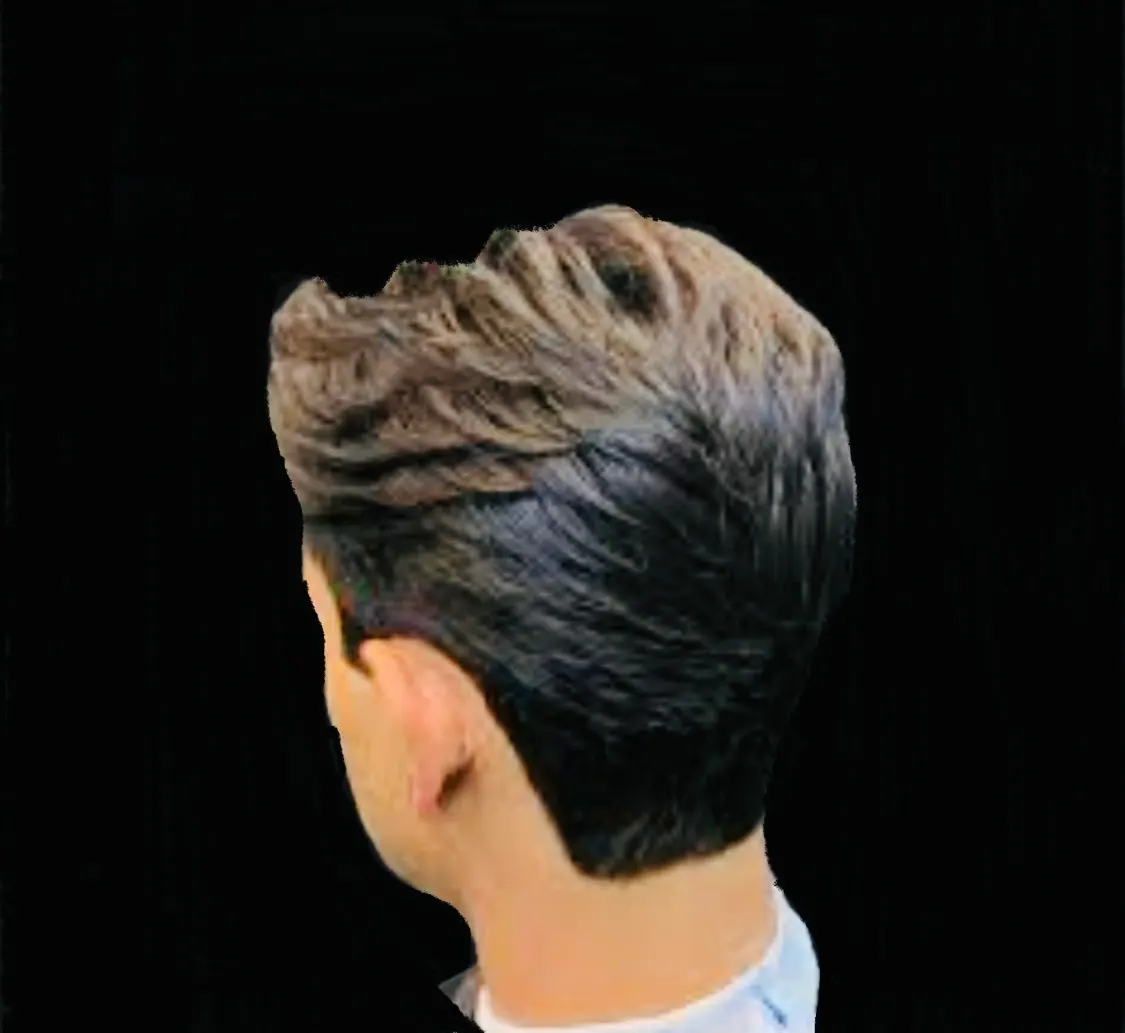 Corte de pelo masculino con volumen en la parte superior y laterales cortos.