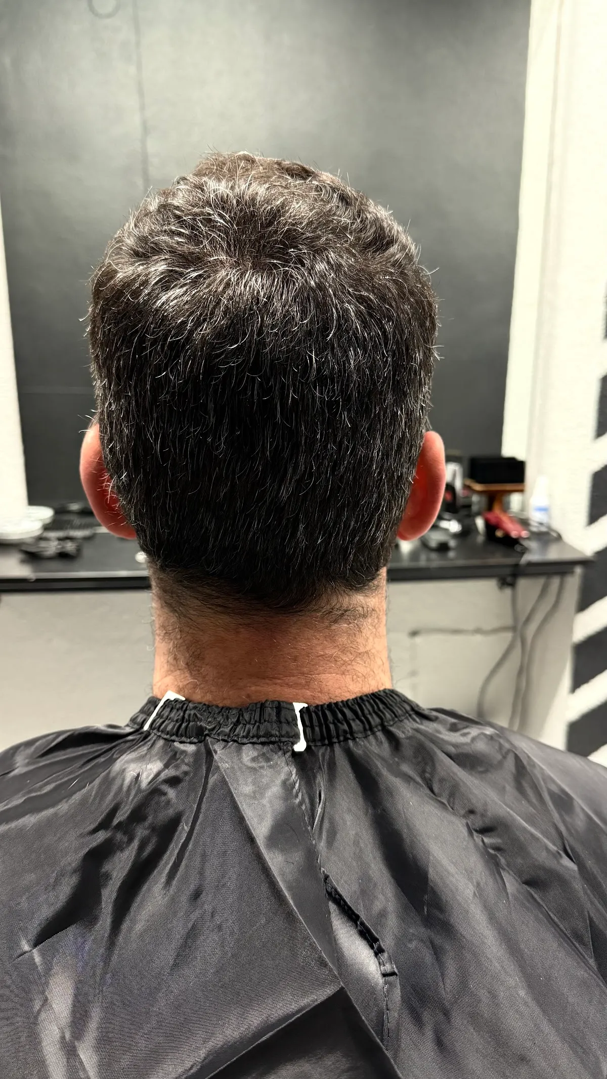 Vista posterior de un corte masculino realizado en Clayton Barbería.