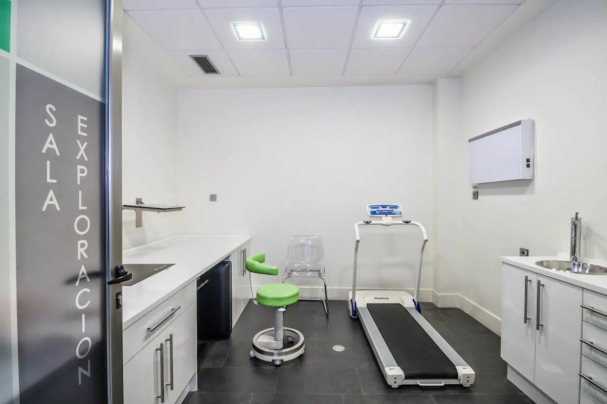 Sala de exploración de Clínica del Pie Behatz, equipada con cinta de marcha y material clínico