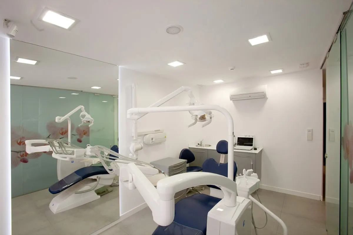 Sillón y equipamiento de una sala dental de Dermodent