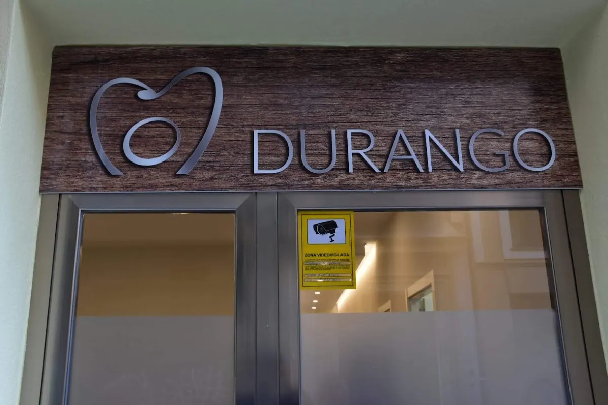 Rótulo de Clínica Dental Durango sobre la entrada.