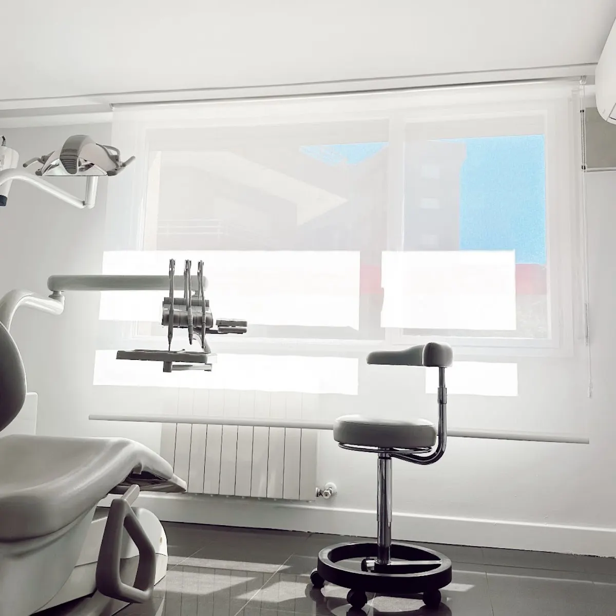 Equipamiento de una sala de tratamiento de Clínica Dental ENE Hortz Klinika