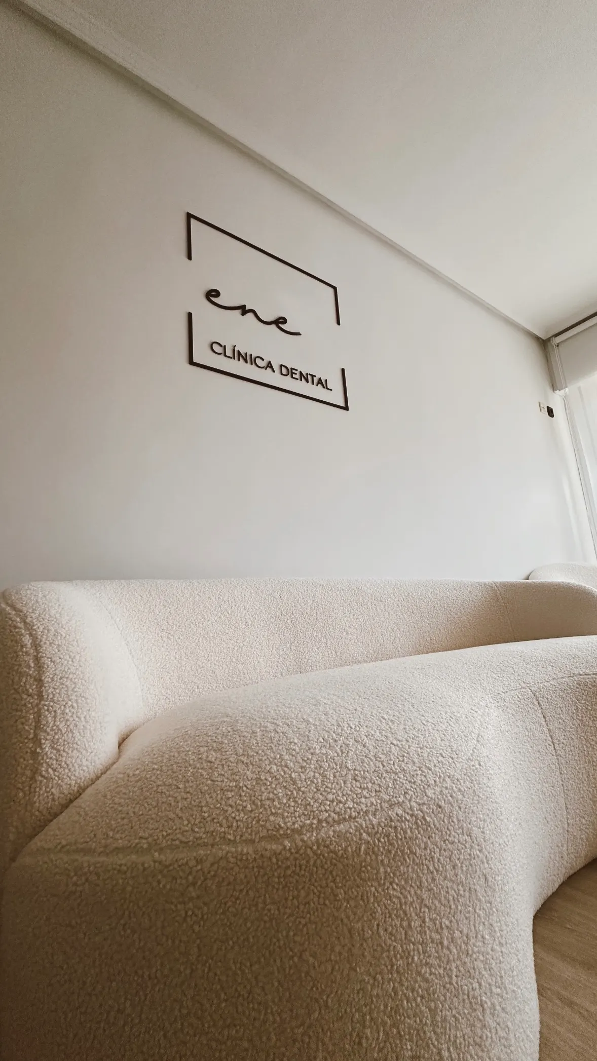 Sala de espera con el rótulo de Clínica Dental ENE Hortz Klinika