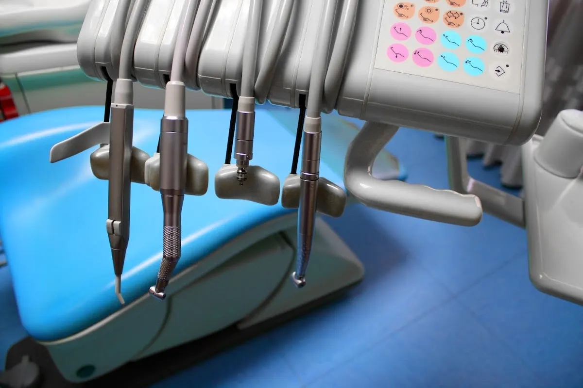Instrumental de una unidad dental en la Clínica Dental Iñigo Larizgoitia