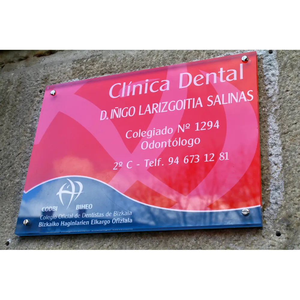 Rótulo de la Clínica Dental Iñigo Larizgoitia en Amorebieta-Etxano