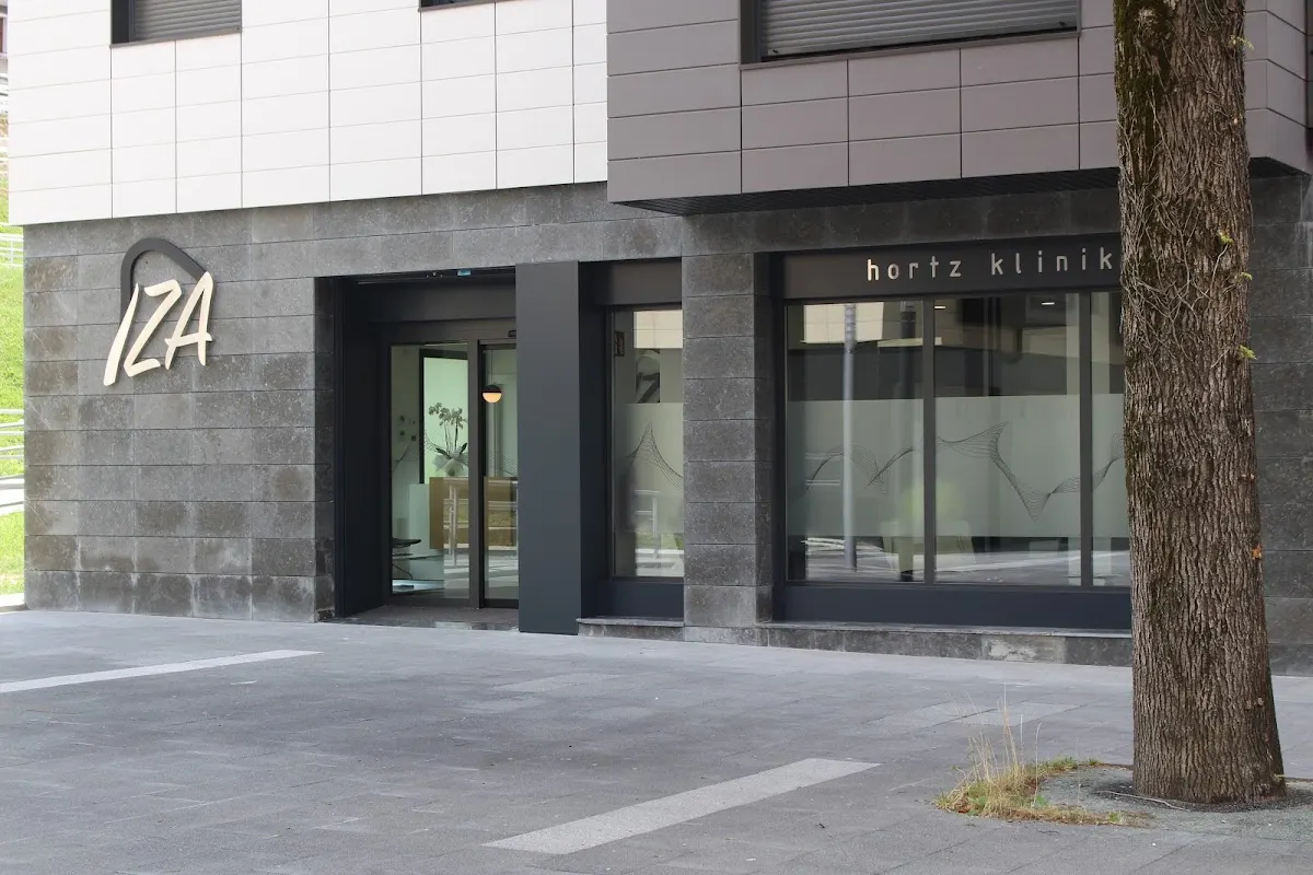 Entrada exterior de Clínica Dental IZA Hortz Klinika en Amorebieta-Etxano.