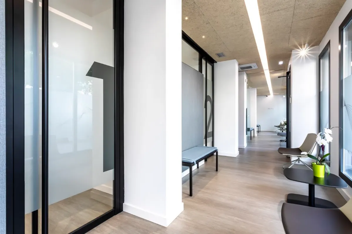 Pasillo y zona de espera del interior de Clínica Dental IZA Hortz Klinika.