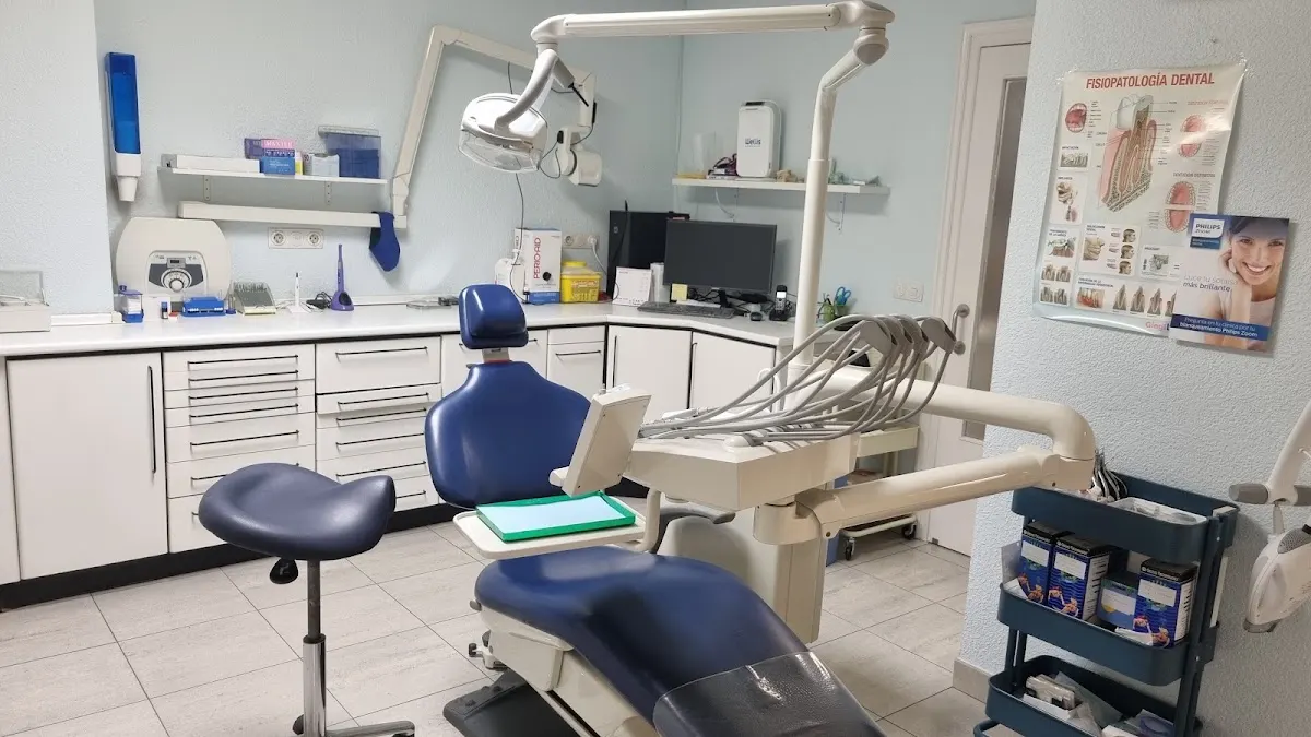 Gabinete dental de la Clínica Dental Magunacelaya Sauto, Miriam, con sillón y equipamiento.