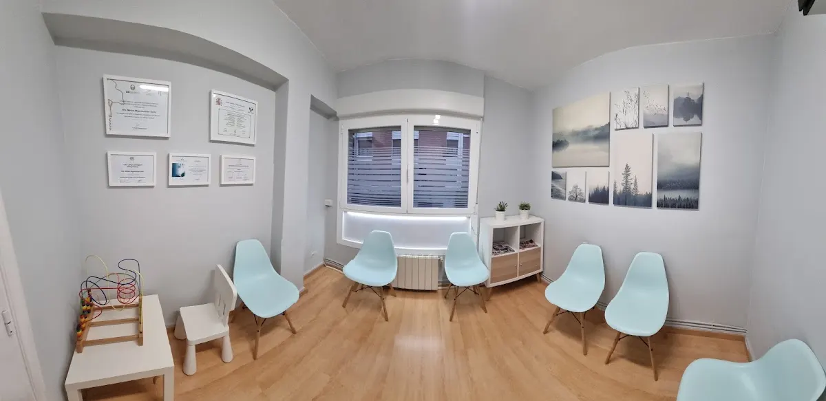 Sala de espera de la Clínica Dental Magunacelaya Sauto, Miriam, con sillas junto a una ventana.