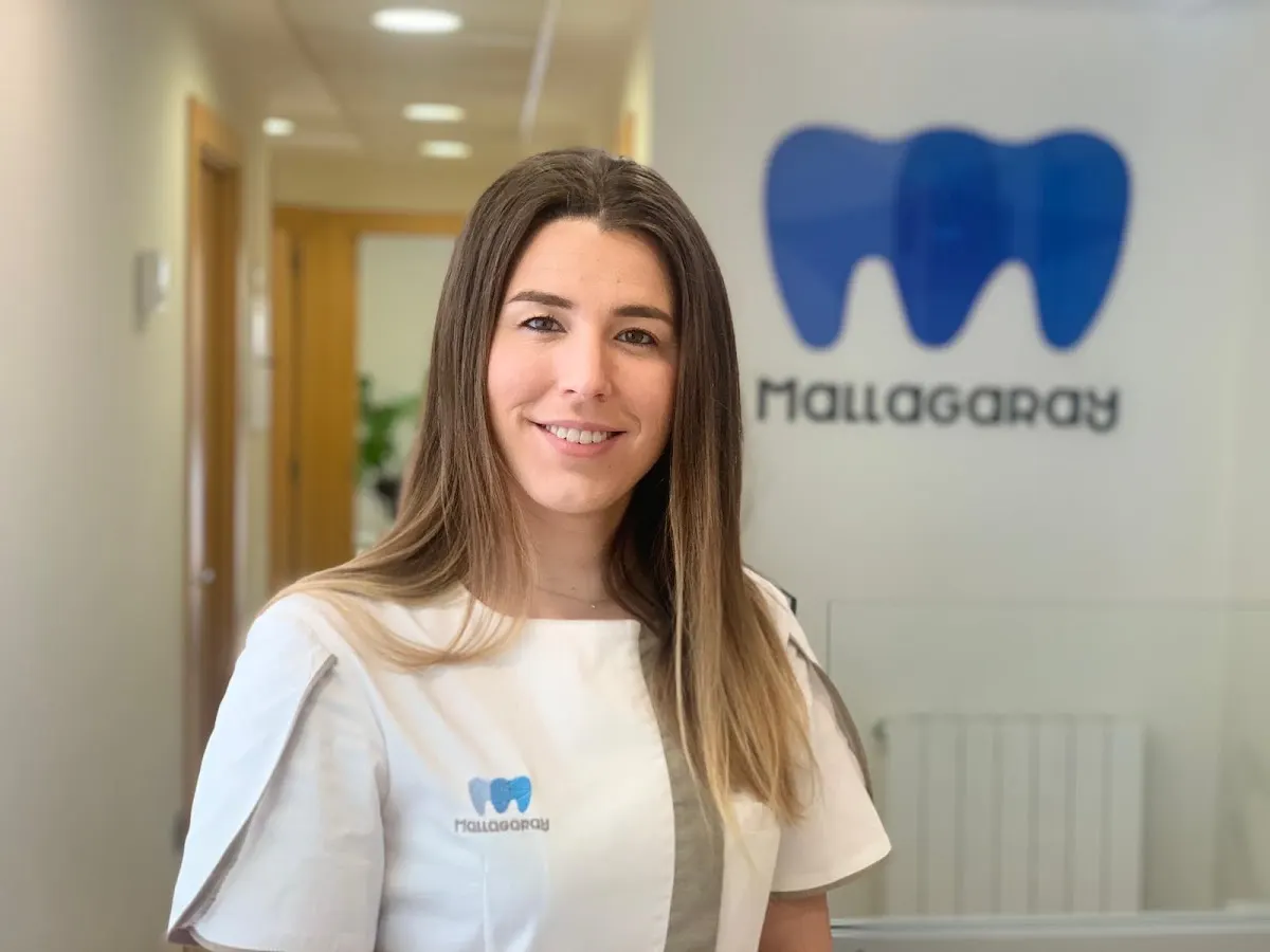 Profesional de la Clínica Dental Mallagaray en el interior de la consulta