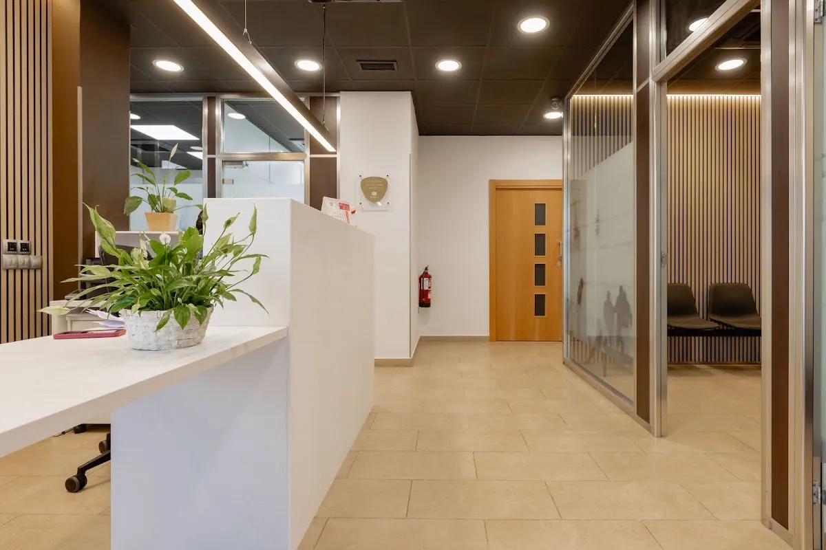 Recepción de la Clínica Dental OIZ con mostrador y sala de espera