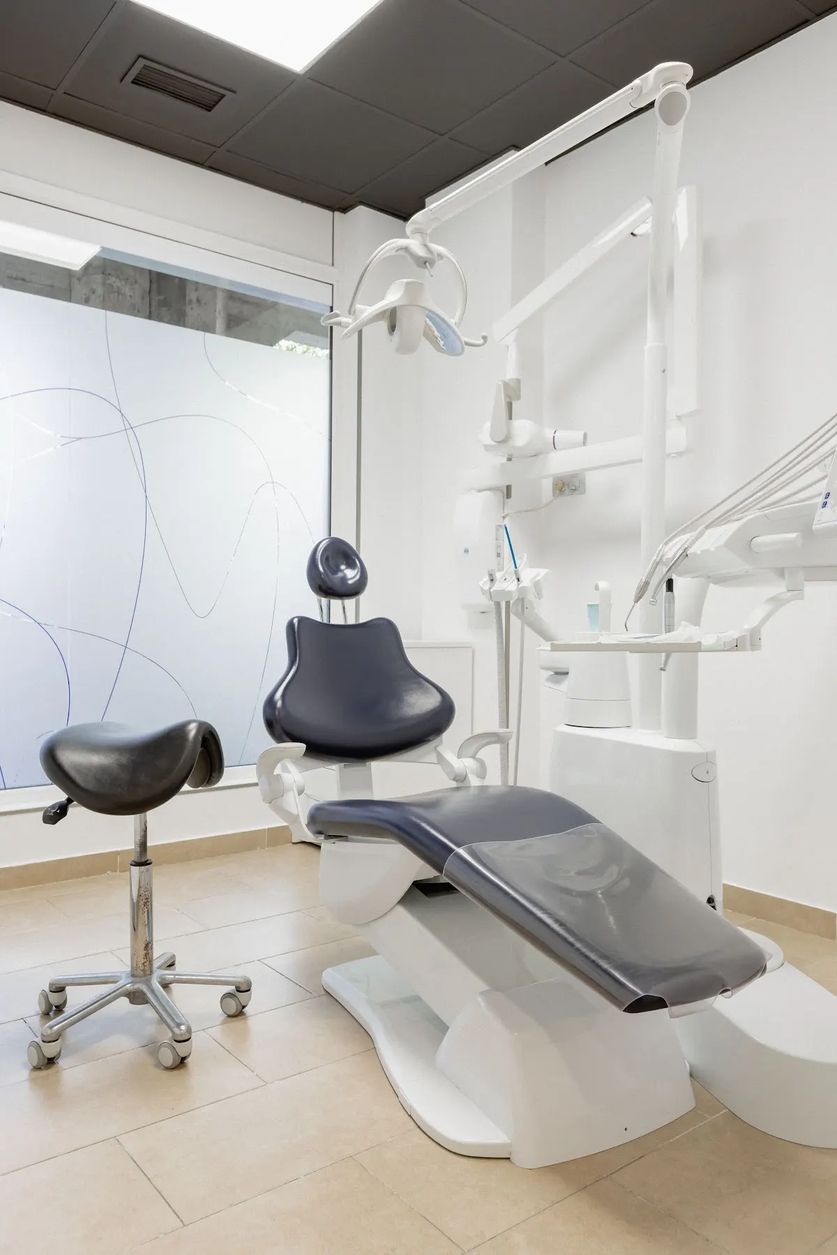 Gabinete dental de la Clínica Dental OIZ con sillón y equipamiento