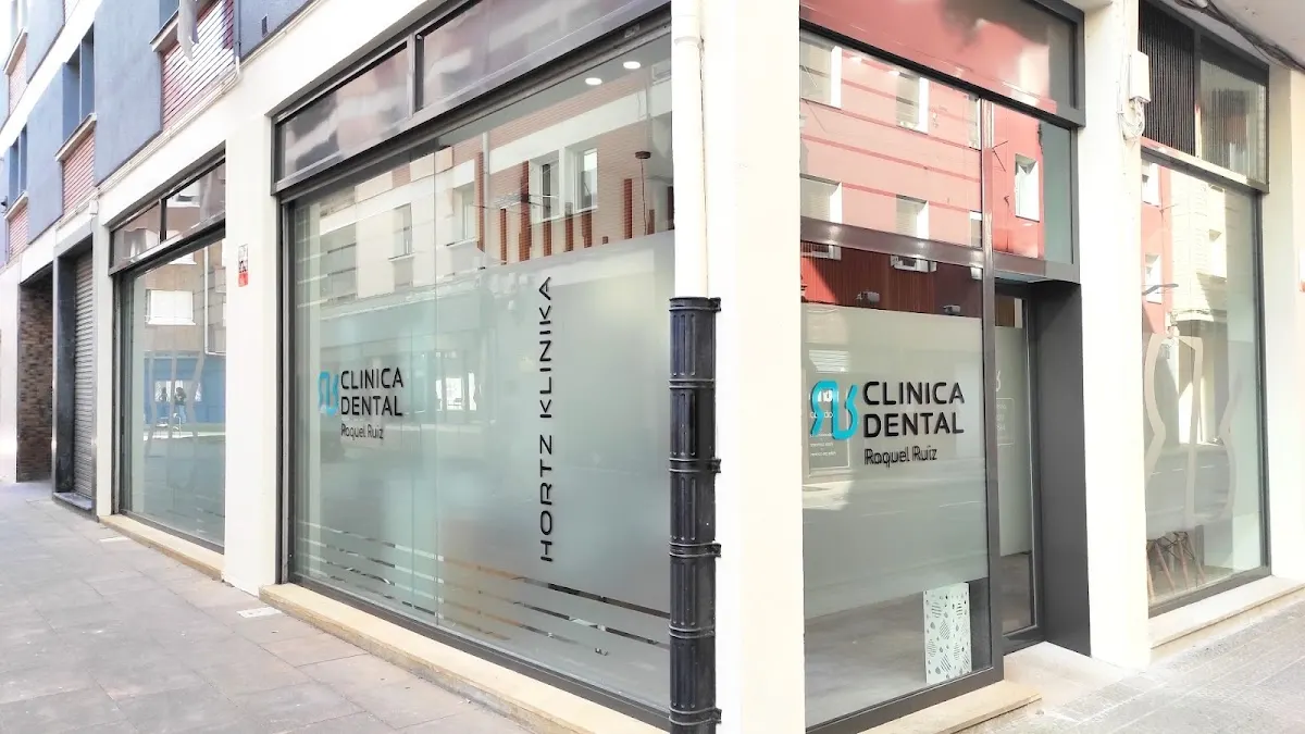 Entrada acristalada de Clínica Dental Raquel Ruiz en Traña-Matiena