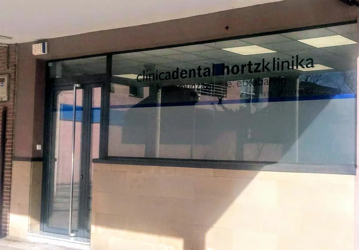 Entrada acristalada de la Clínica Dental Unamunzaga-Etxebarria en Durango.