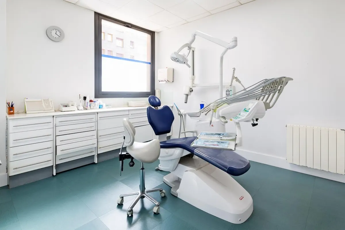 Gabinete dental de la Clínica Dental Unamunzaga-Etxebarria, con sillón y equipamiento.