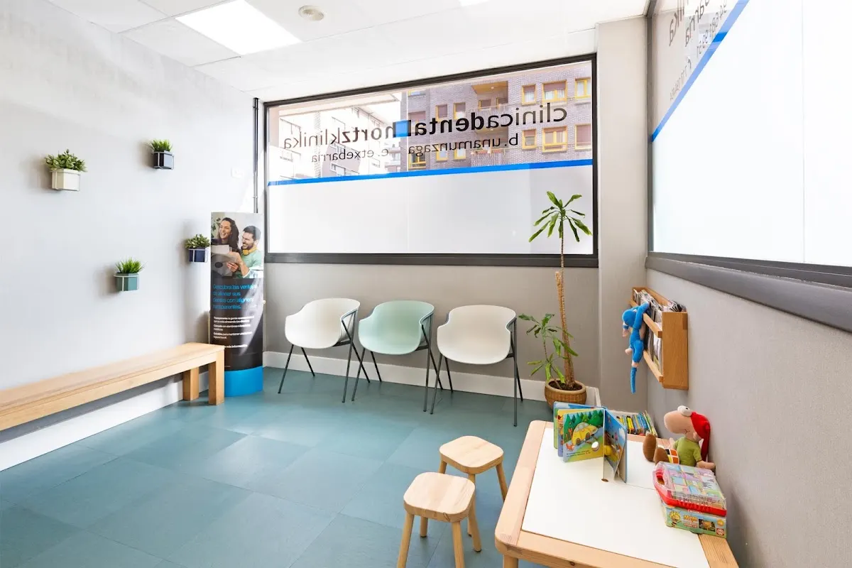 Sala de espera de la Clínica Dental Unamunzaga-Etxebarria en Durango.