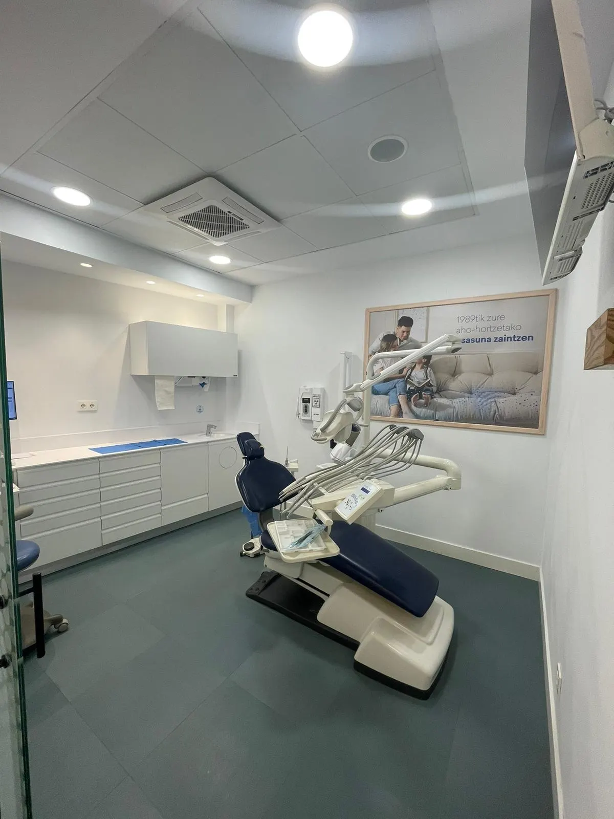 Gabinete dental de Clínica Dental Vitaldent con sillón de tratamiento y equipamiento.