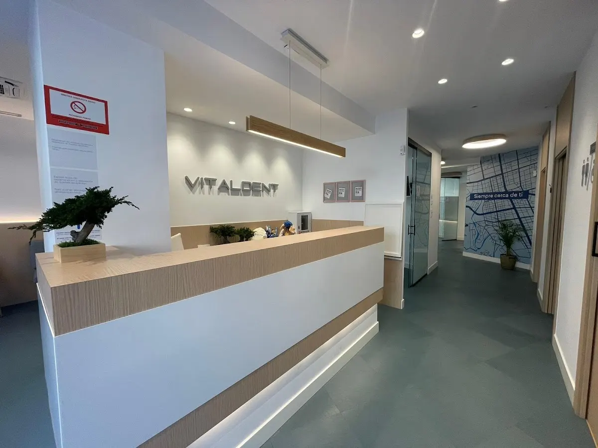 Recepción de Clínica Dental Vitaldent y pasillo de acceso a las consultas.