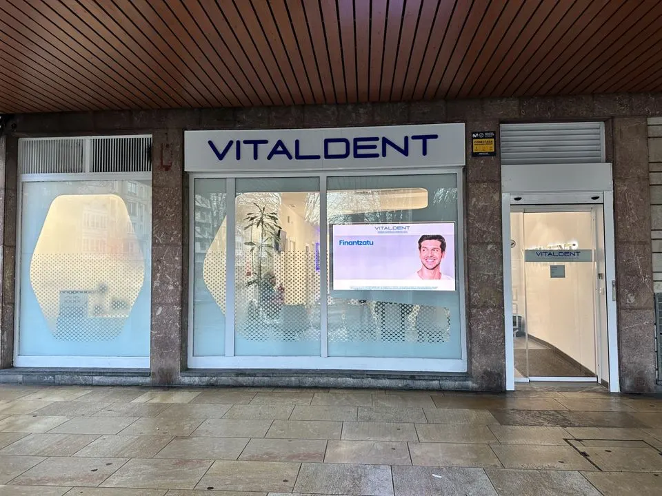 Fachada de la clínica dental Vitaldent en Durango.