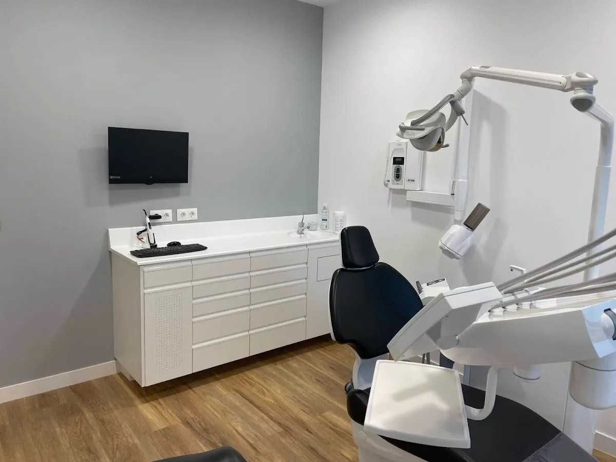 Gabinete dental de Clínica Dental Viteri con sillón y equipo odontológico