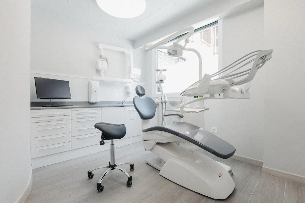 Gabinete dental de Clínica Dental Zornotza con sillón y equipamiento odontológico