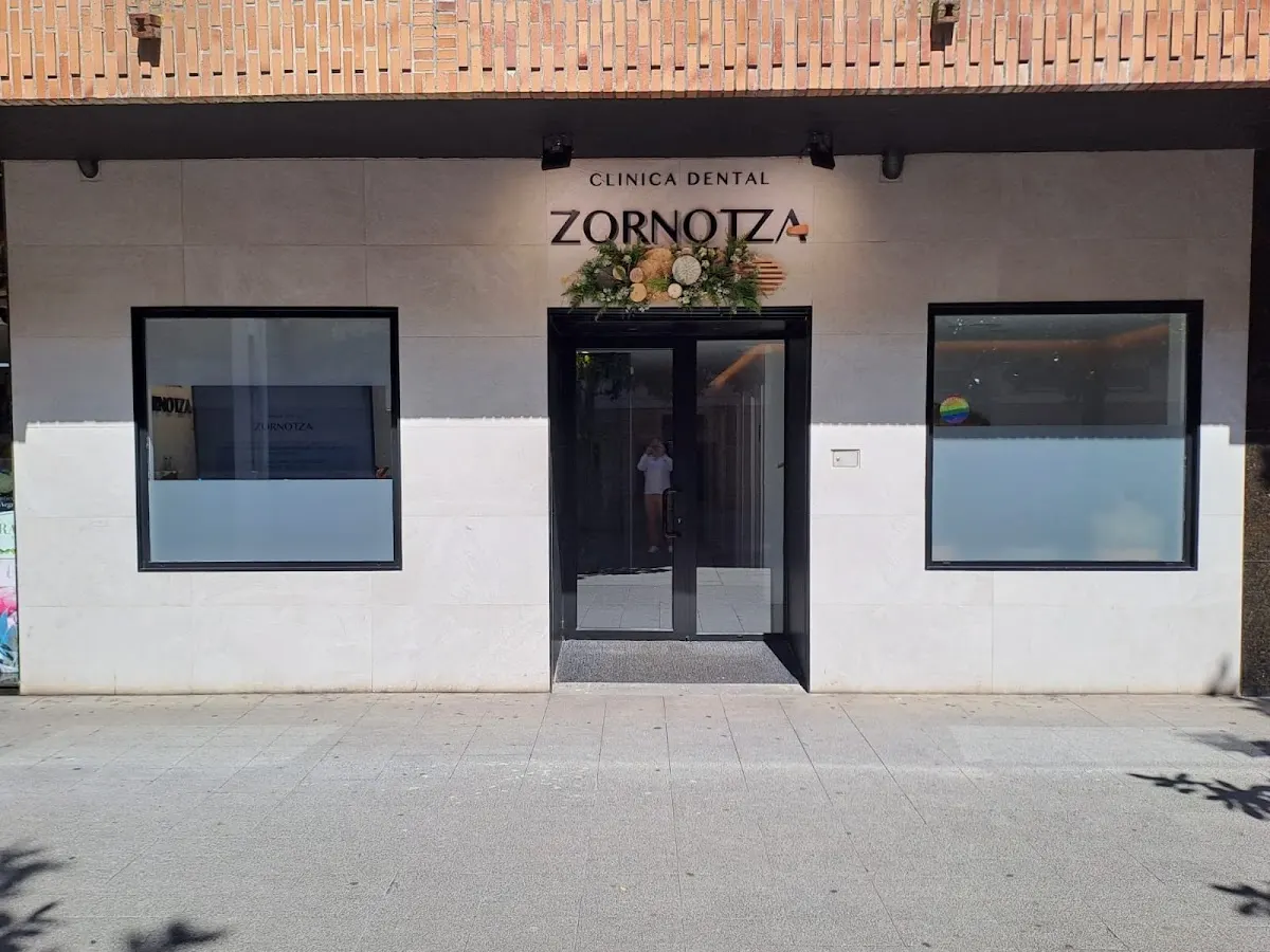 Entrada y fachada de Clínica Dental Zornotza
