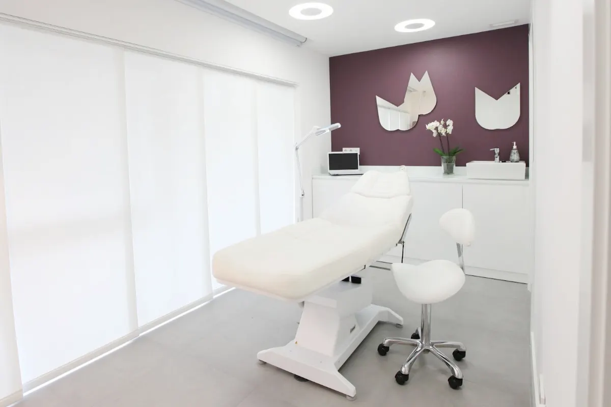 Cabina de Clínica Estética Dermodent con camilla y equipo de tratamiento
