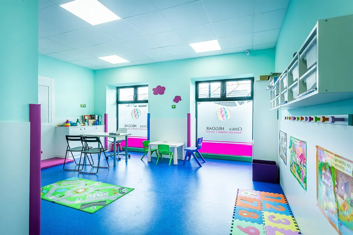 Sala infantil de Clínica Hegoak con mesas y material de juego