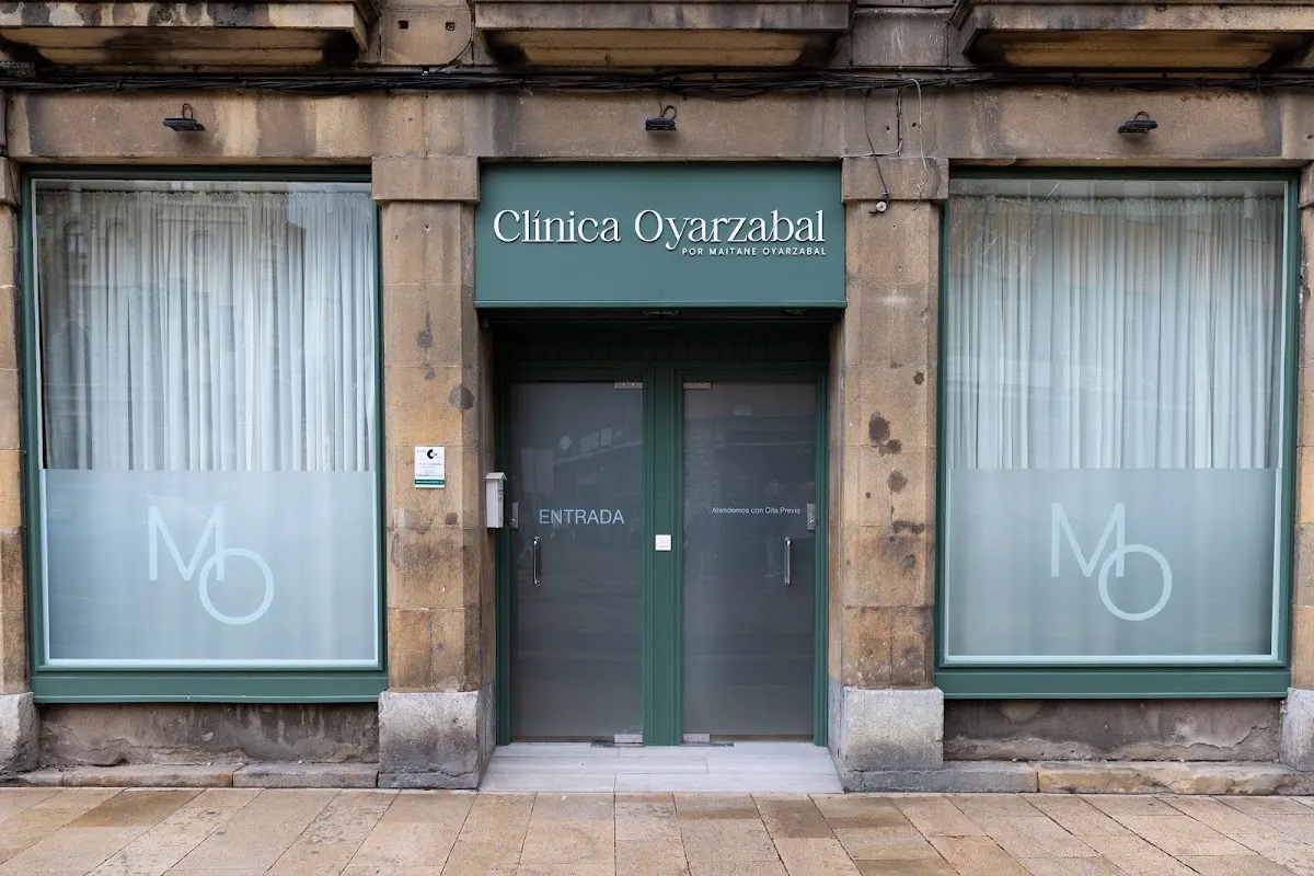 Entrada de Clínica Oyarzabal en Durango, con rótulo sobre la puerta y dos escaparates.