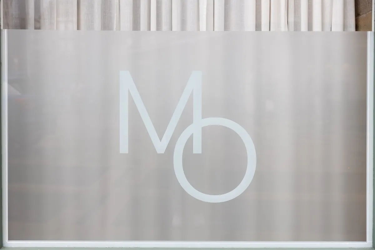 Detalle del logotipo de Clínica Oyarzabal en el escaparate.