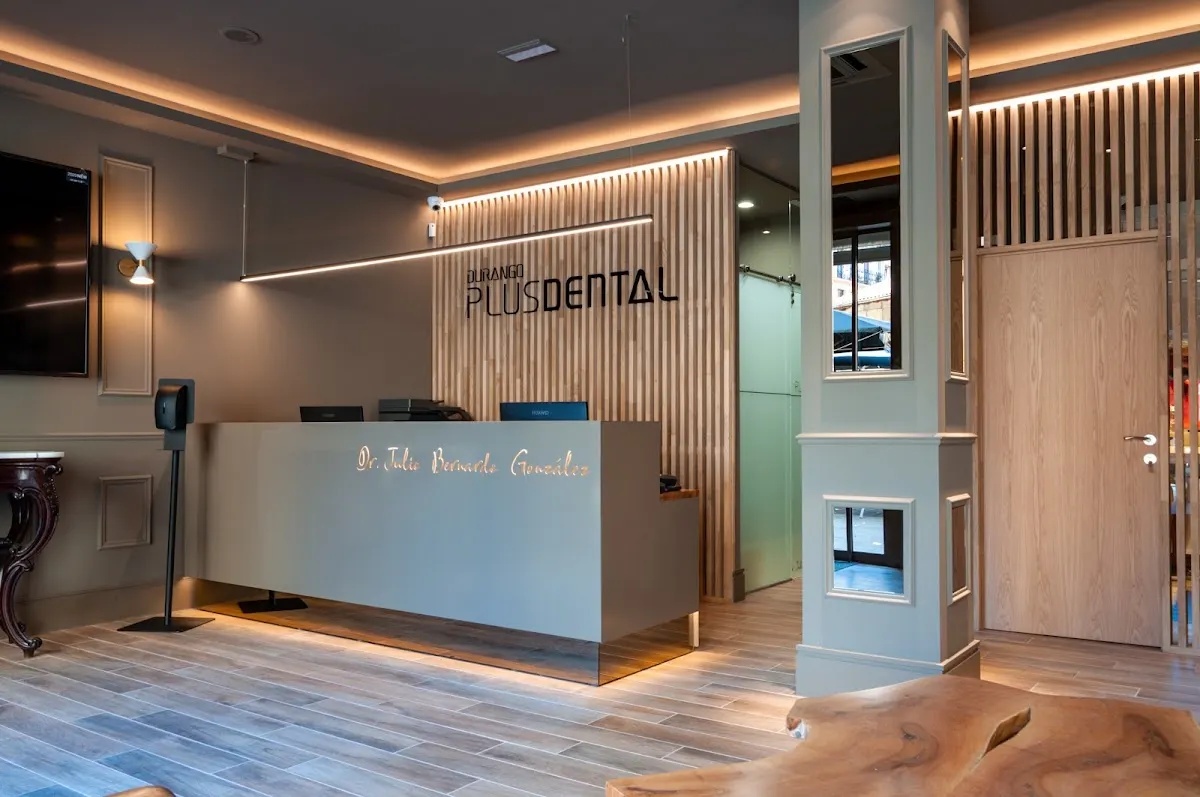 Mostrador de recepción de Clínica Plus Dental Durango