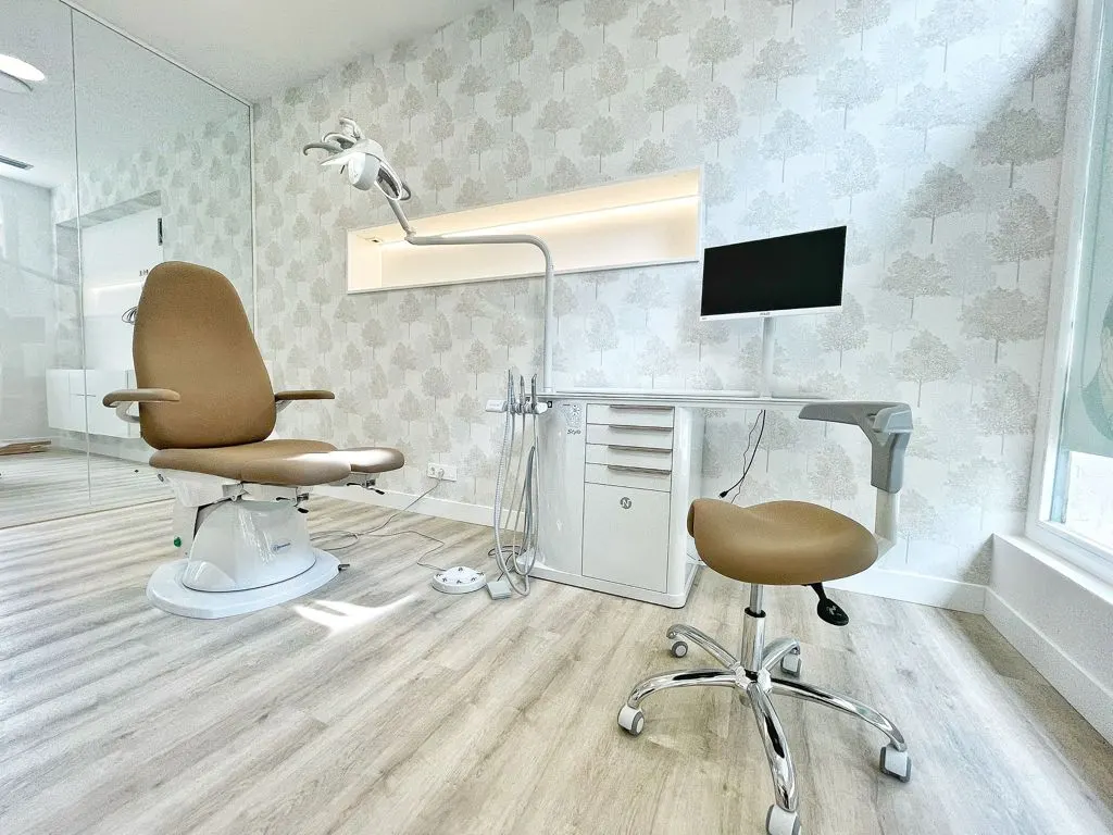 Interior de la clínica podológica con sillón de tratamiento y equipamiento.