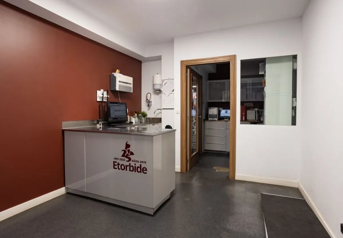 Mostrador de recepción de la Clínica Veterinaria Etorbide Amorebieta.