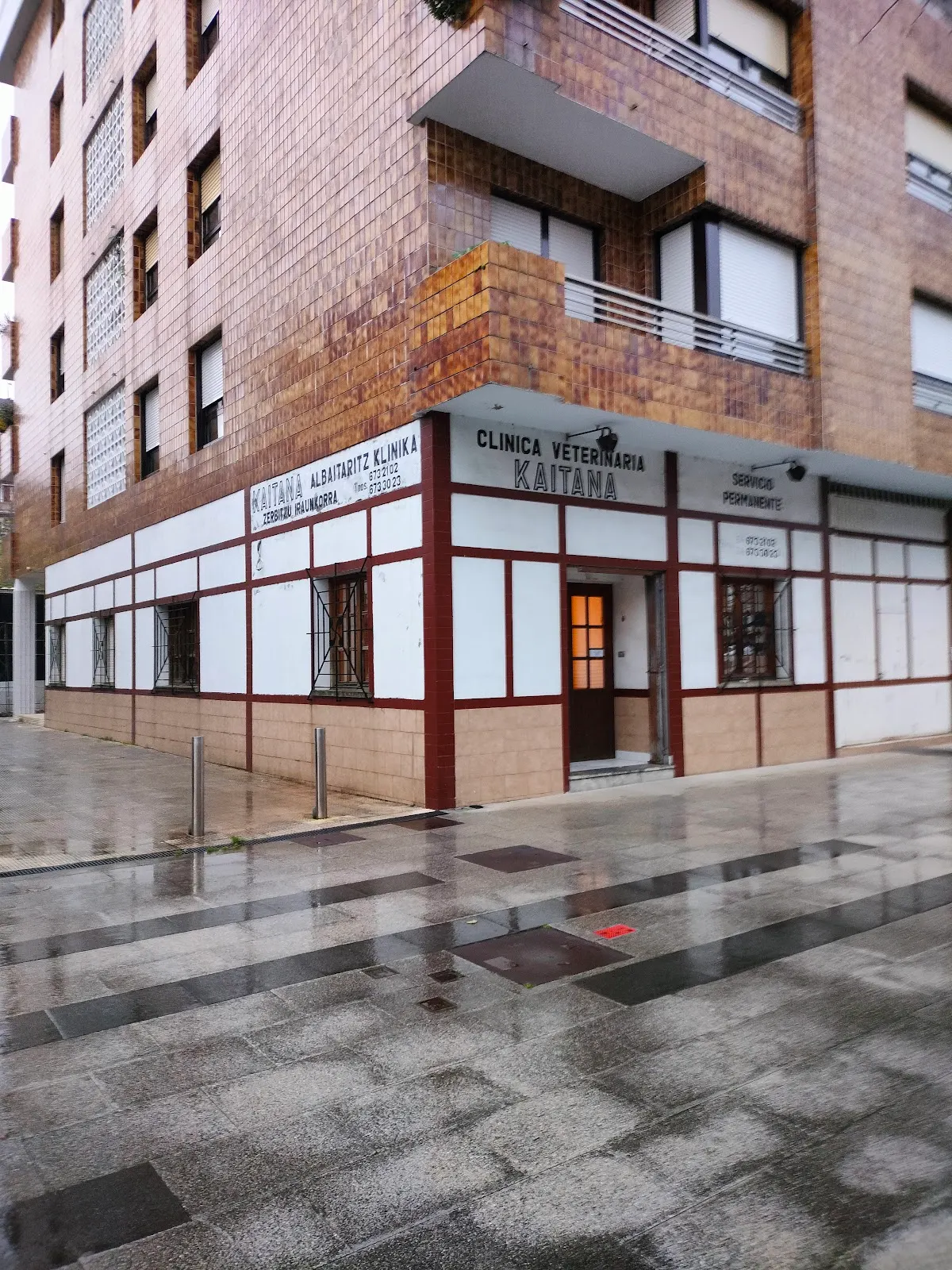 Fachada de la Clínica Veterinaria Kaitana en una calle de Amorebieta-Etxano.