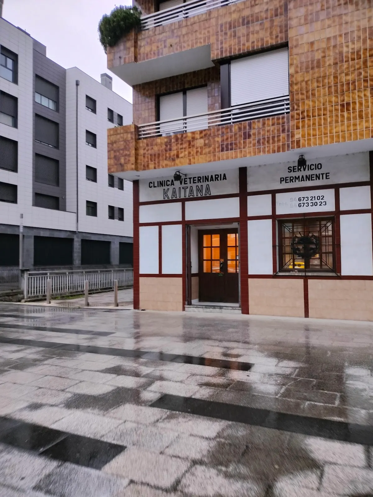 Entrada de la Clínica Veterinaria Kaitana con el rótulo de servicio permanente.