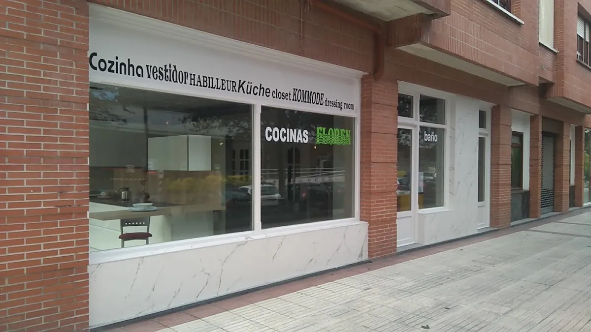 Escaparate de Cocinas Floren en Amorebieta-Etxano, con cocinas expuestas.