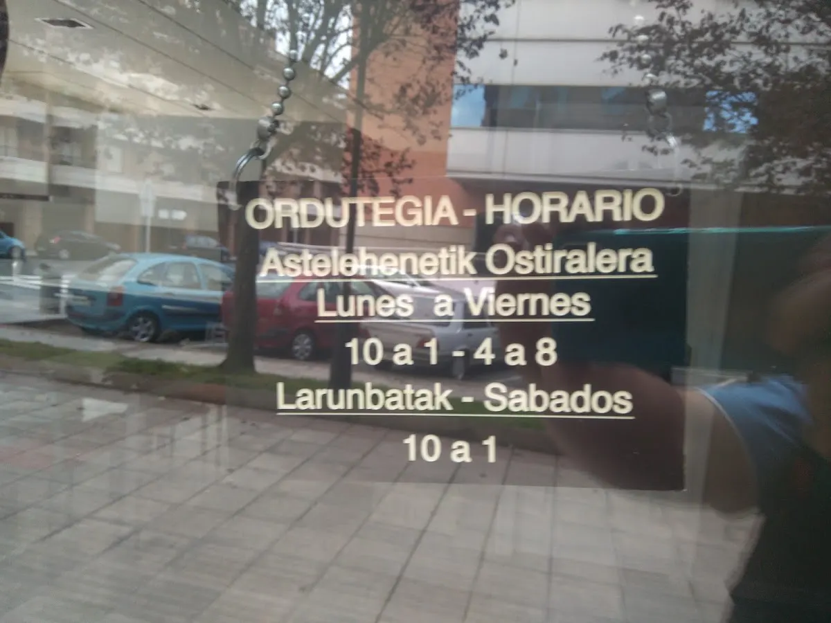 Horario de Cocinas Floren, de lunes a sábado, en el cristal del establecimiento.