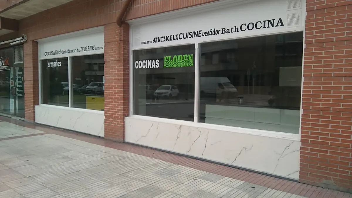 Vista exterior del escaparate de Cocinas Floren con la rotulación de cocinas.