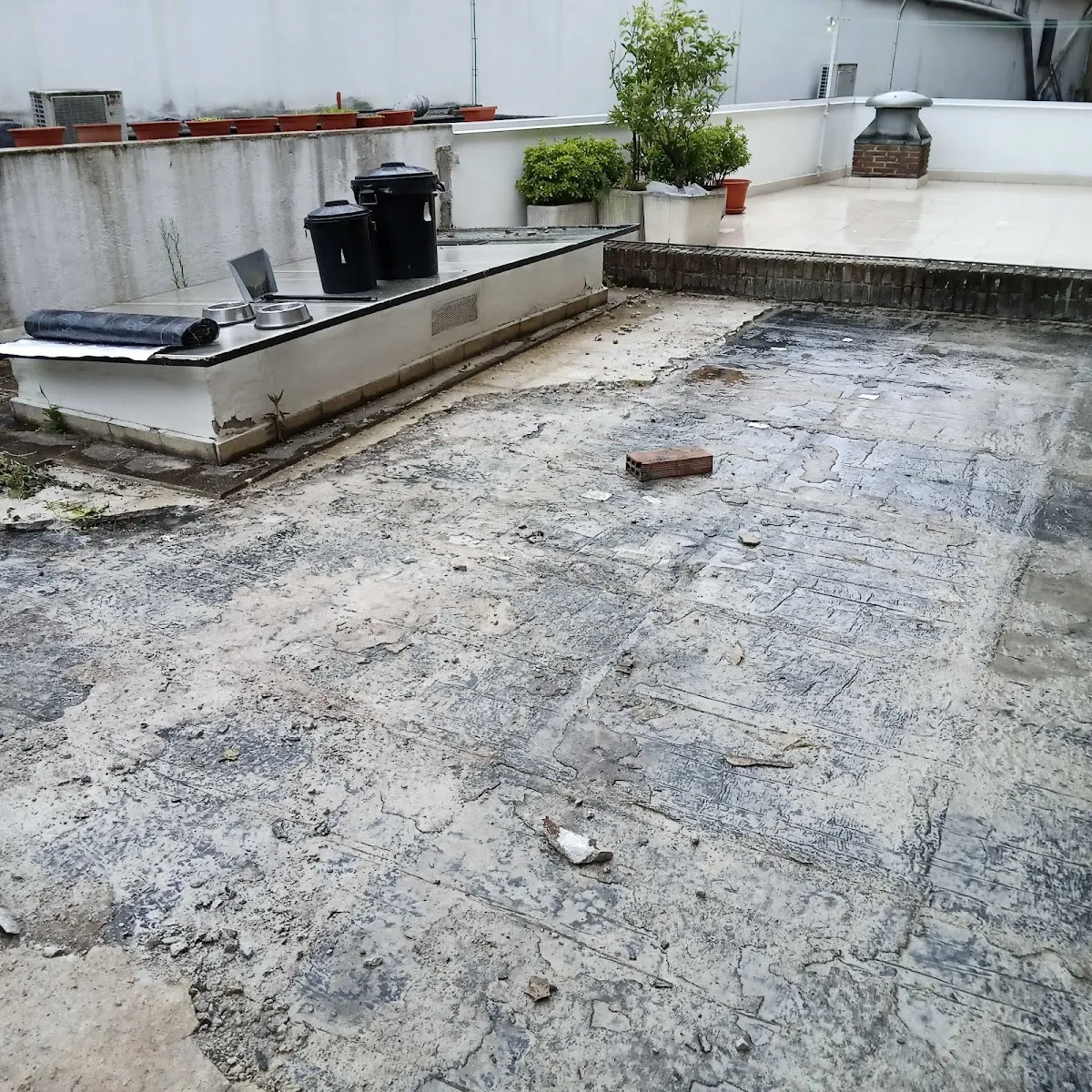 Terraza antes de la renovación, con el pavimento deteriorado.