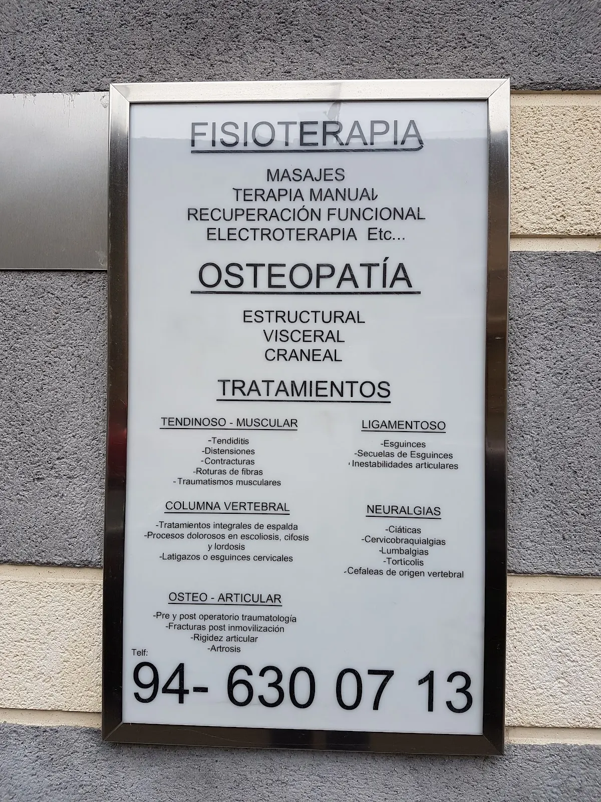 Rótulo de Consulta Gihar con información sobre fisioterapia, osteopatía y tratamientos.